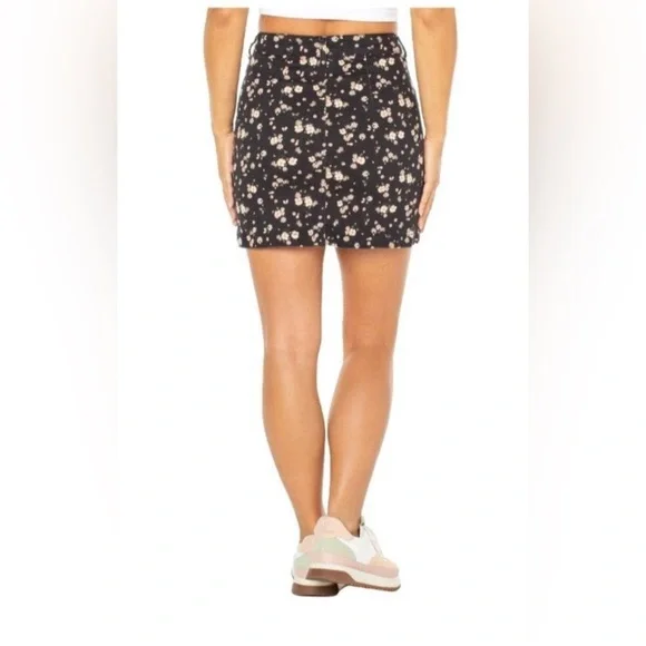 ⭐️$5 Add-on NWT A Line Black Floral Denim Skirt Sz X-Large - Picture 2 of 10